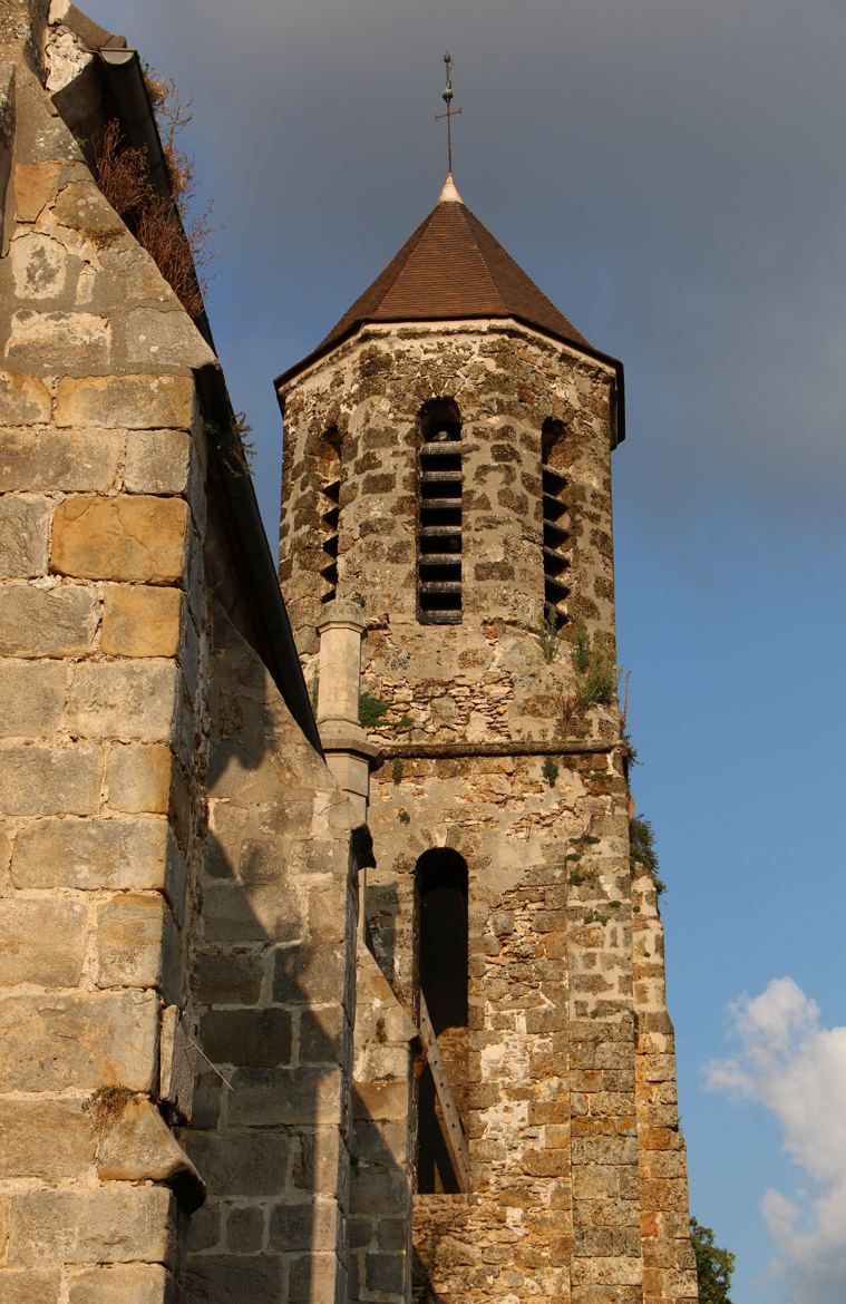 Clocher de l'église Saint-Marie Madeleine et cadran solaire