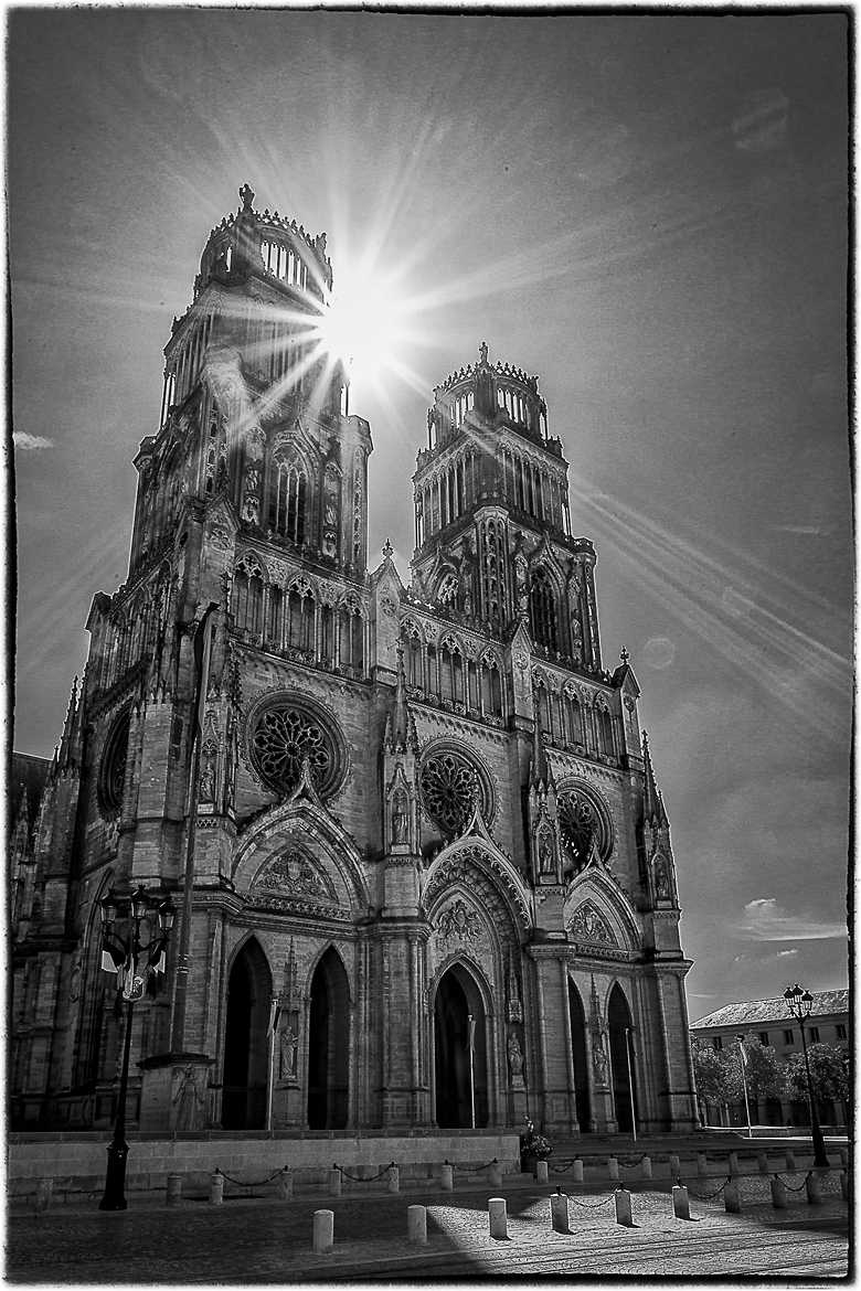 Le soleil joue avec la cathédrale