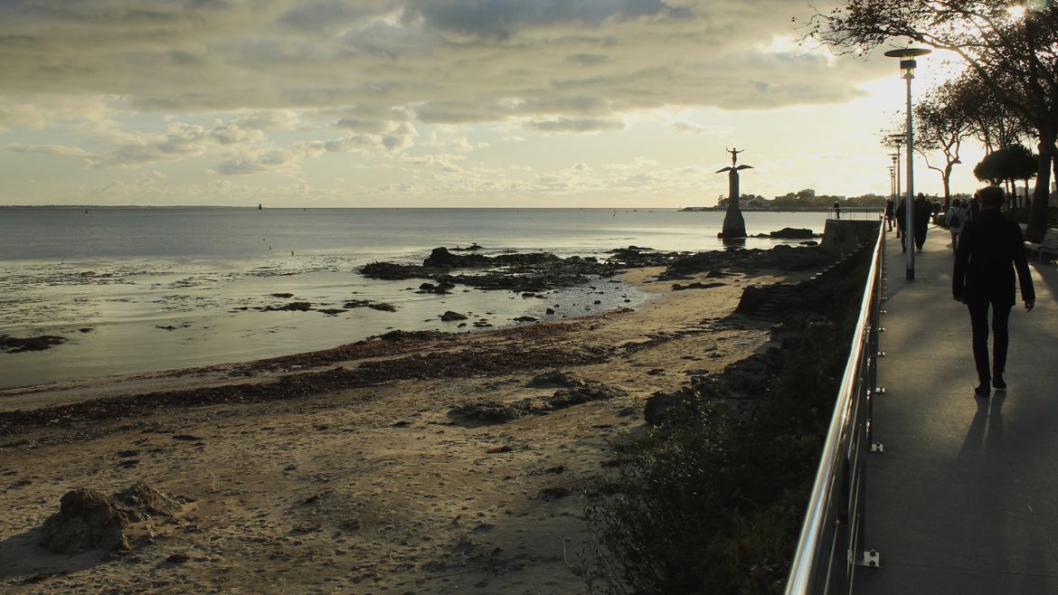 Crépuscule entre remblais et plage