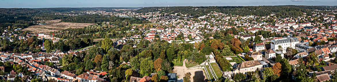 du ht de tour de Montlhéry en ombre dans parc,