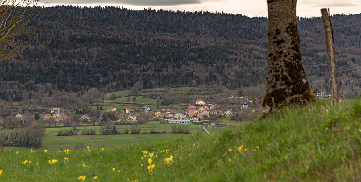 Et au fond un village