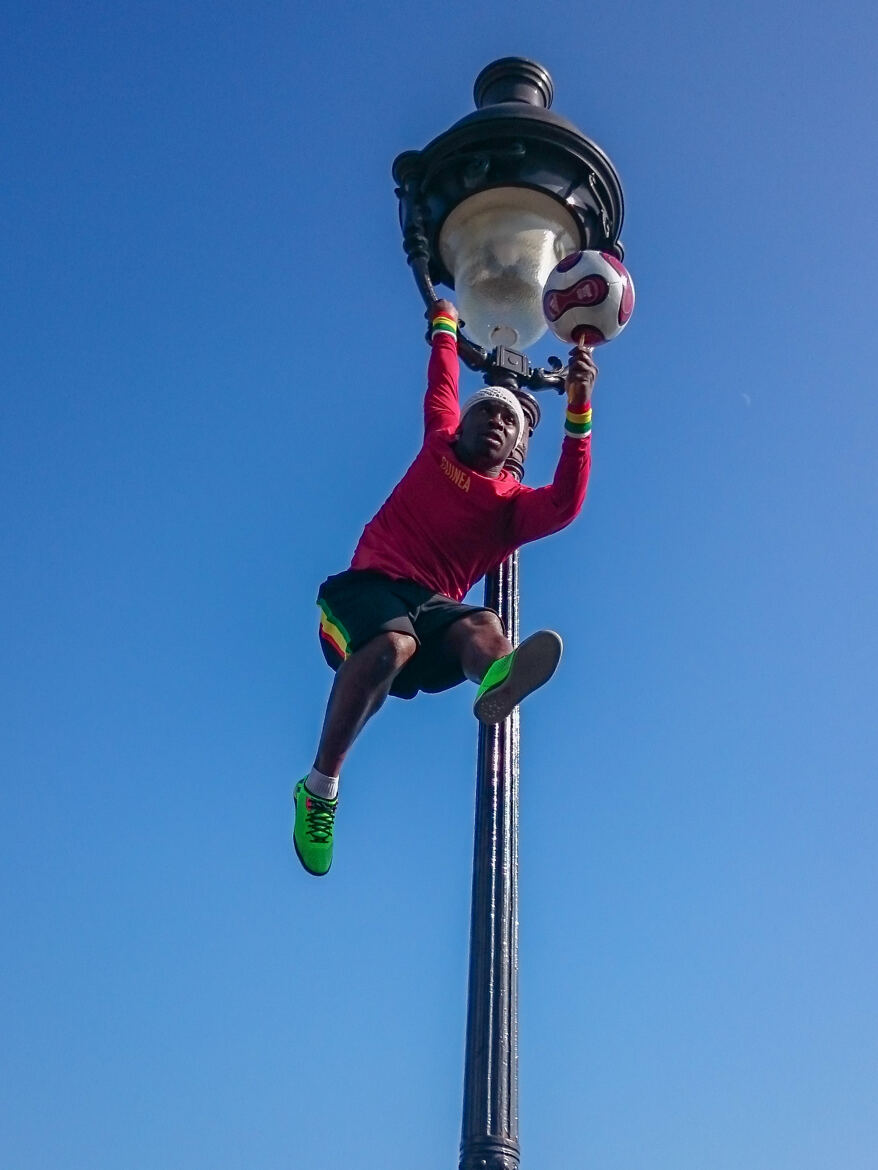 Suspendu au lampadaire