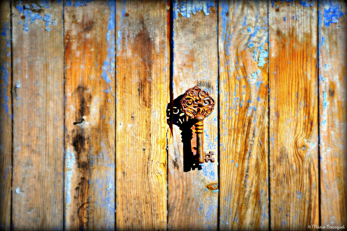 Mystérieuse clé sur une porte à la peinture bleue écaillée