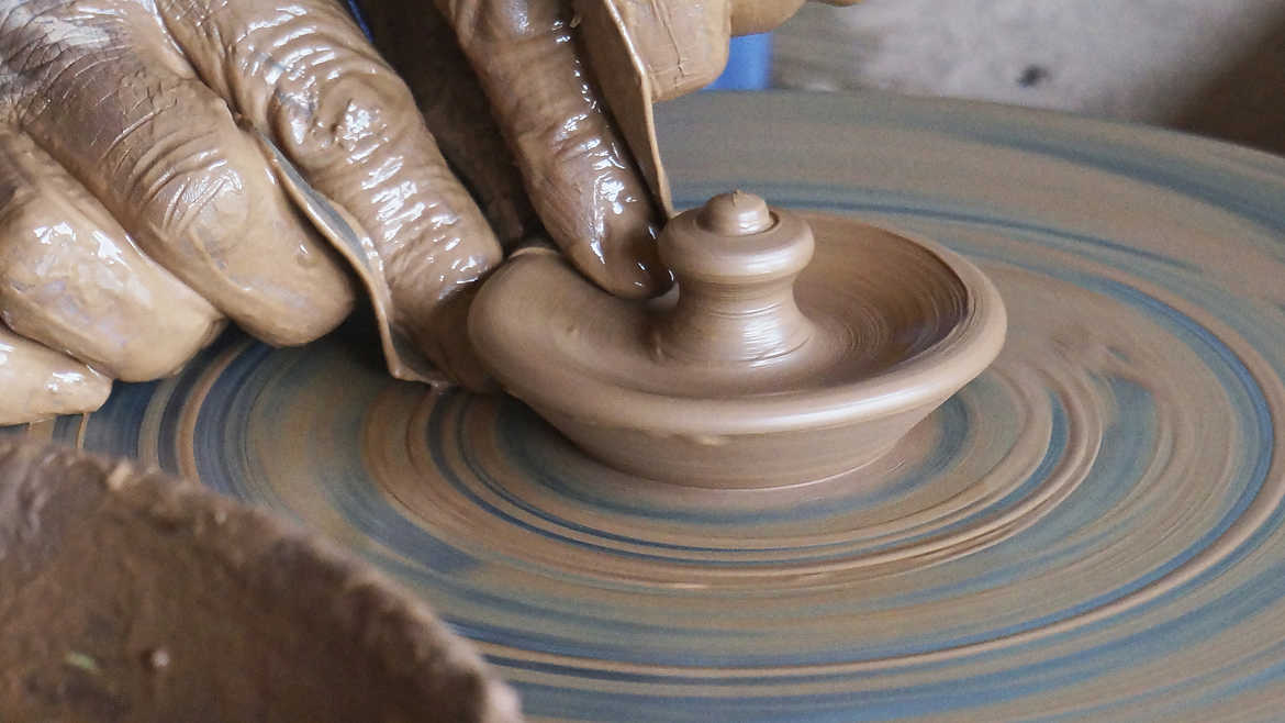 La terre entre les doigts