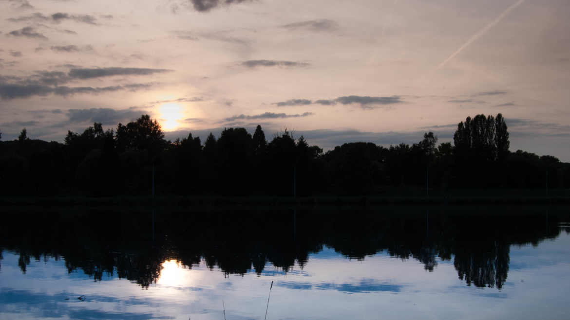 Couché du soleil sur le canal du centre