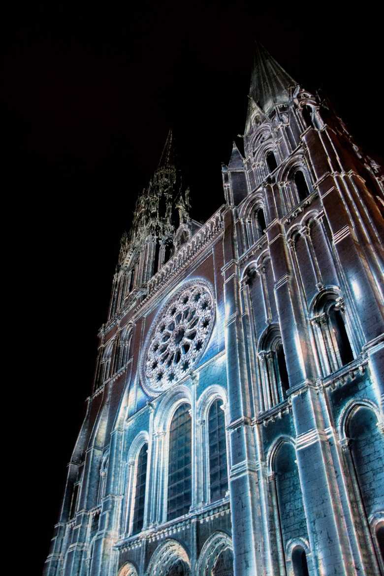 Chartres en lummiere