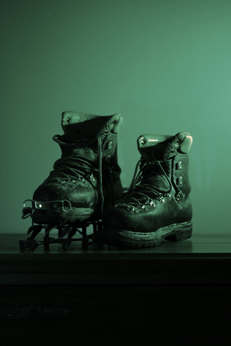 Chaussures et crampons de la haute montagne