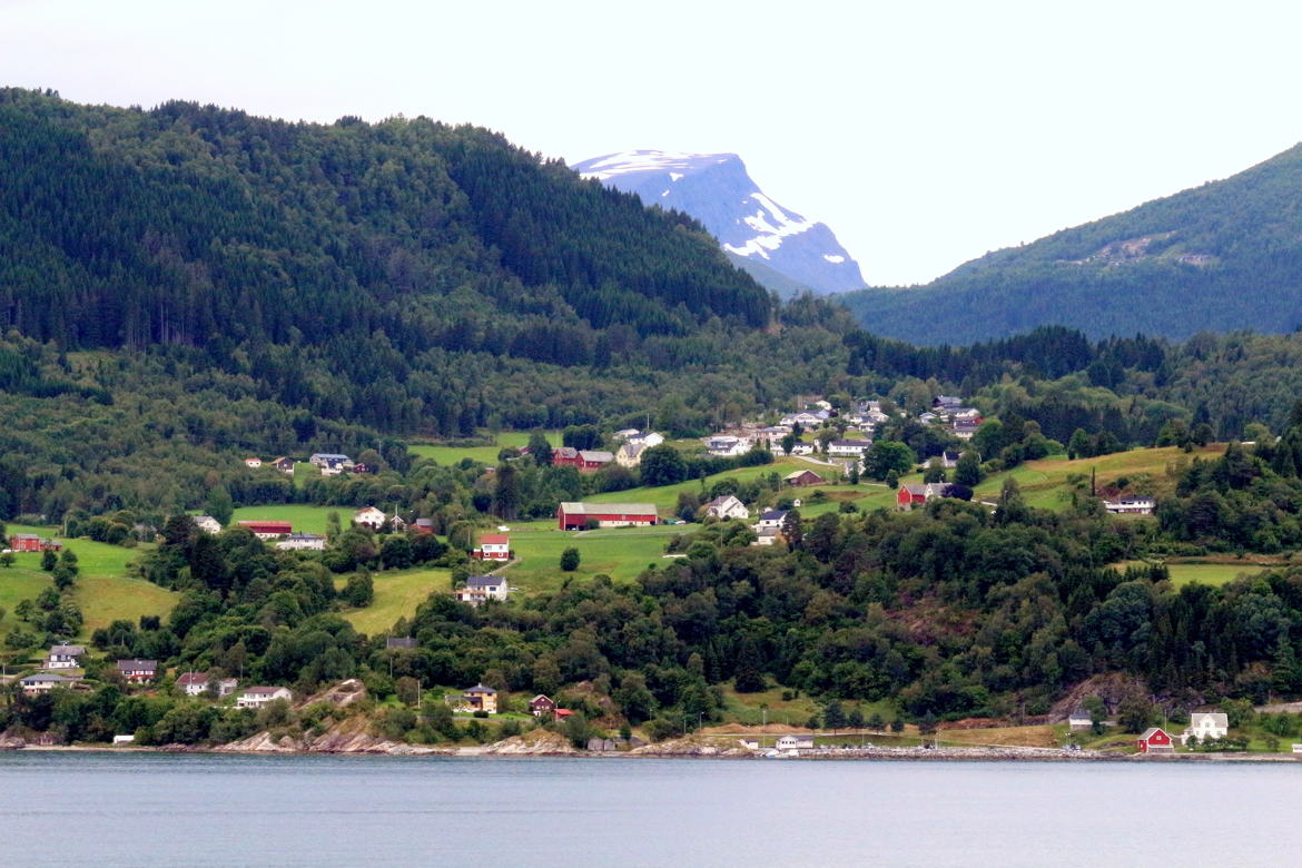 Petit village en Norvéges vu de l'expresse côtier