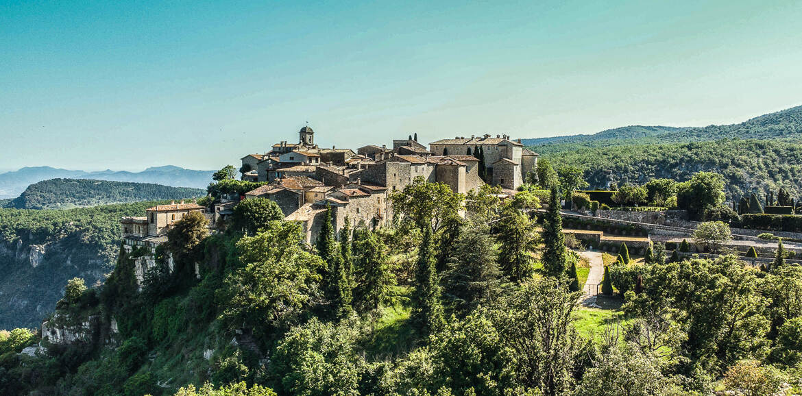 Village de Gourdon sur sa colline.