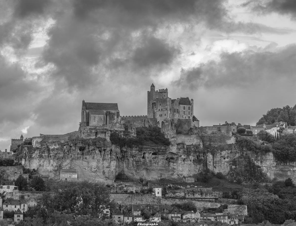 Ciel menaçant sur le château de Beynac (Dordogne)