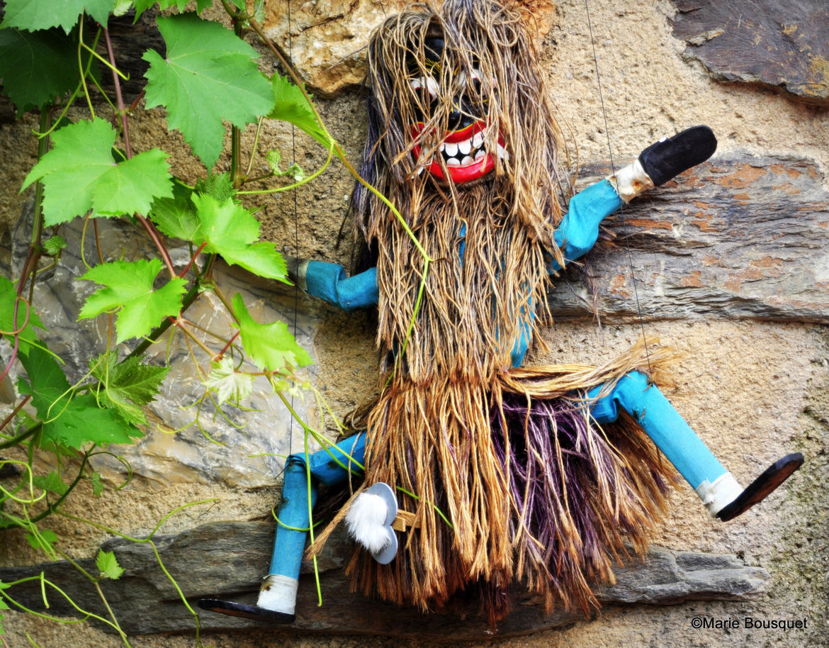 Poupée effrayante sur un mur de Castelnou