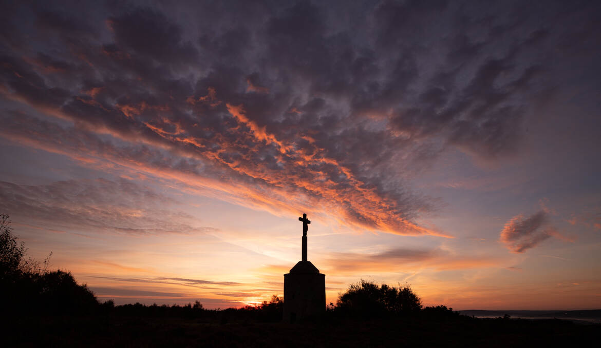 Le jour se lève sur le mont de Besneville