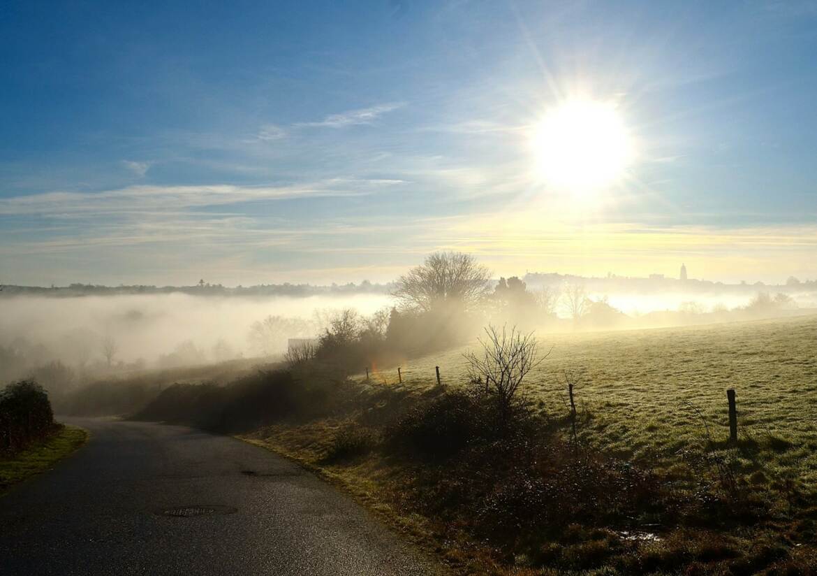 Bourg dans le brouillard.