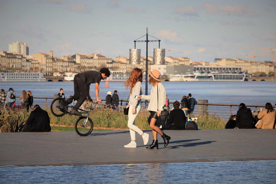 lui sur une roue ...elles sur une patte ....mais elle sont sous les projecteurs.