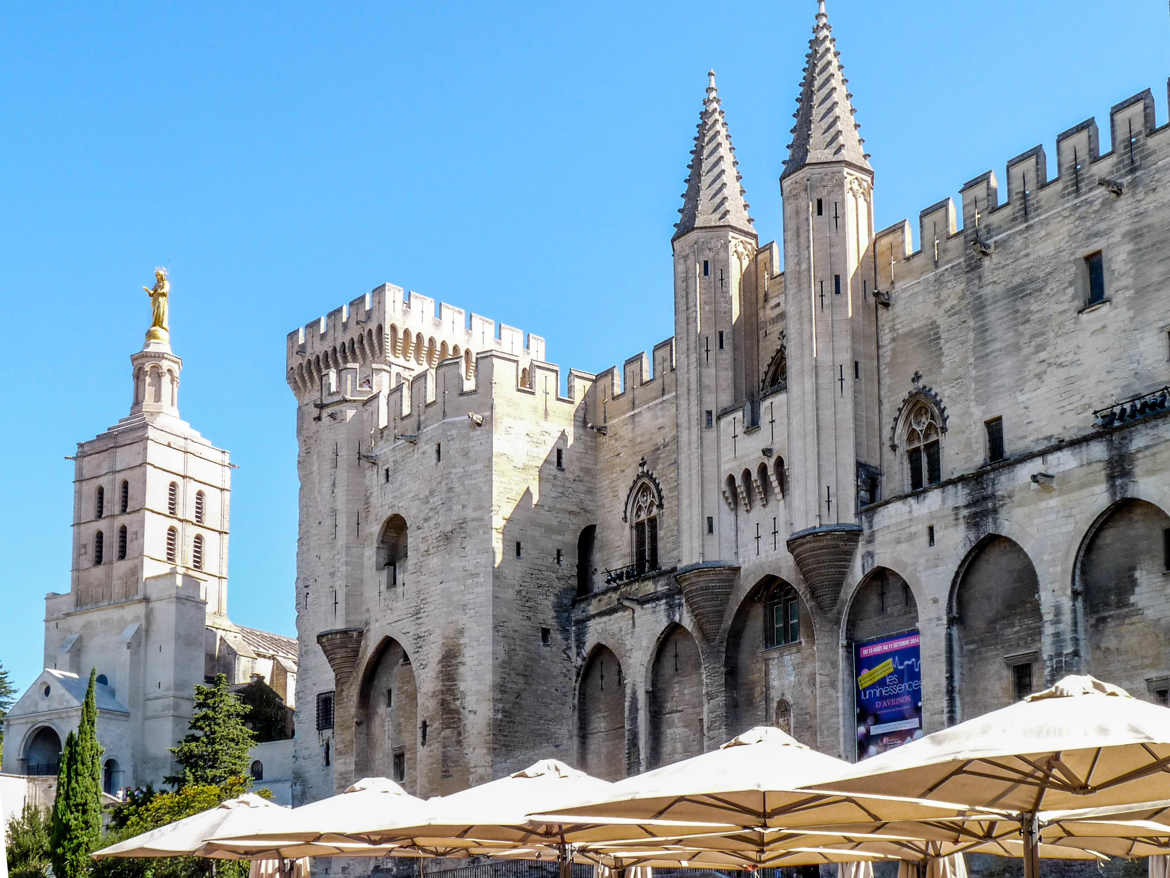 Palais des Papes et ses parasols