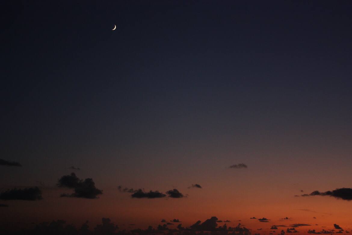 La lune rencontre le soleil au coucher