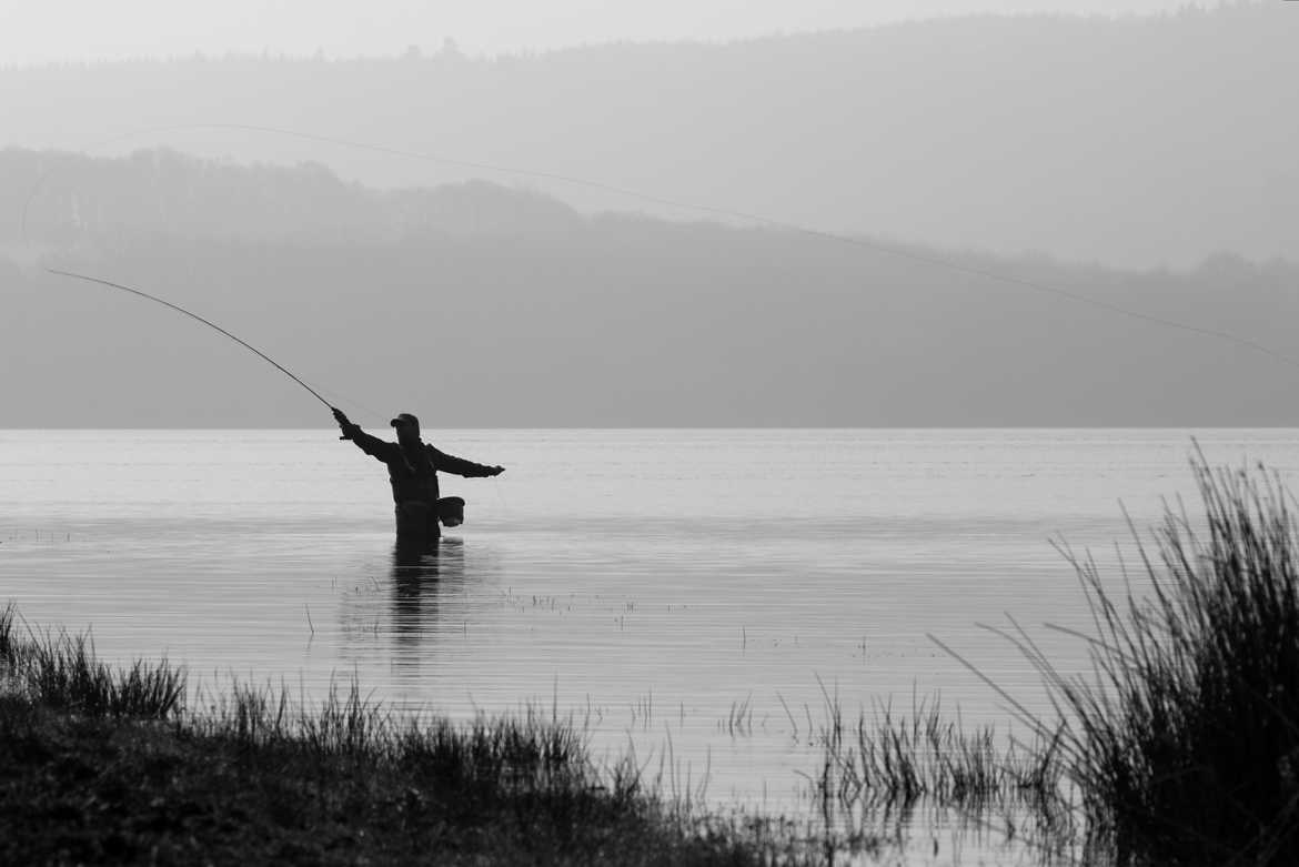 Pêcheur à la mouche sur le lac du Drennec