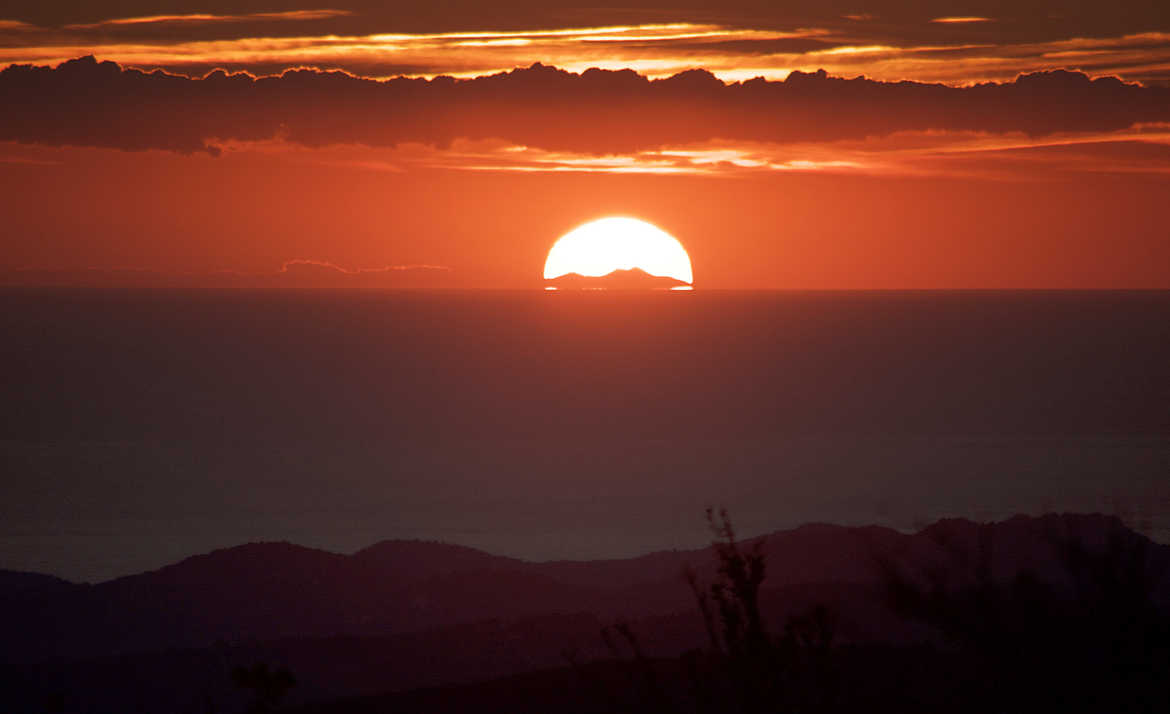 Coucher de Soleil sur le Canigou depuis la Pyramide de Cassini(Var) 21 10 2016