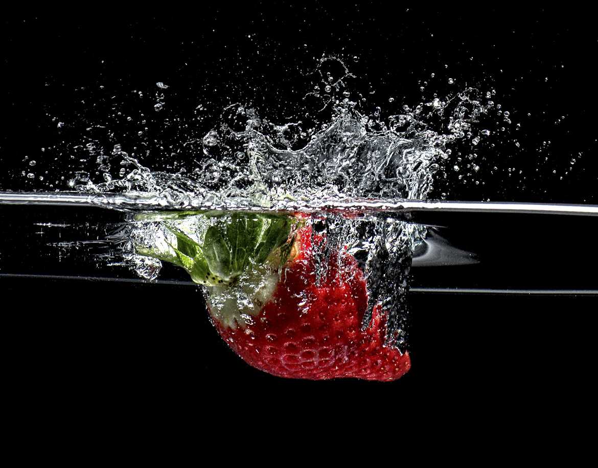 Concours Photo - Rouge - Strawberry splash par s_iyadh
