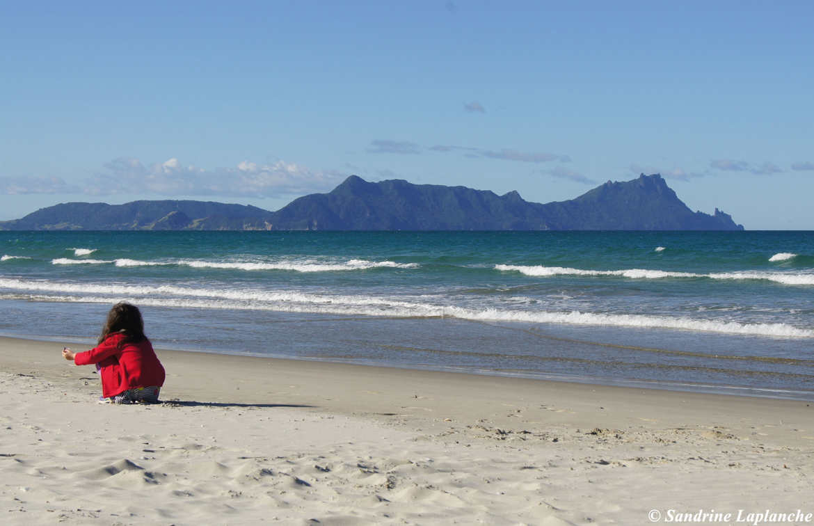Une enfant joue sur la plage