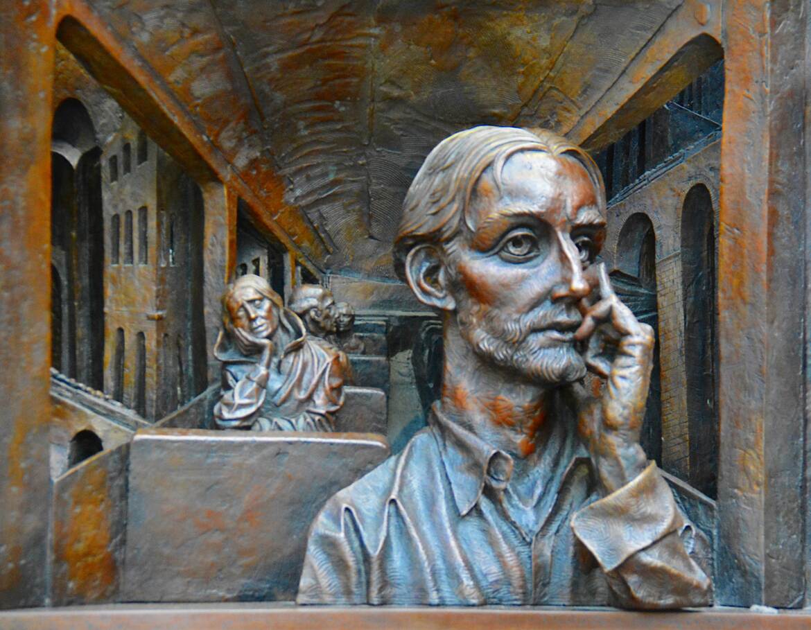 Détail sculpté sur le socle...