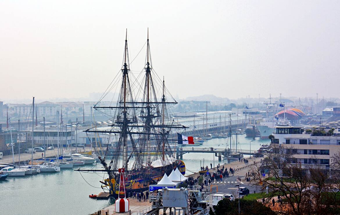 L'Hermione à quai couleur
