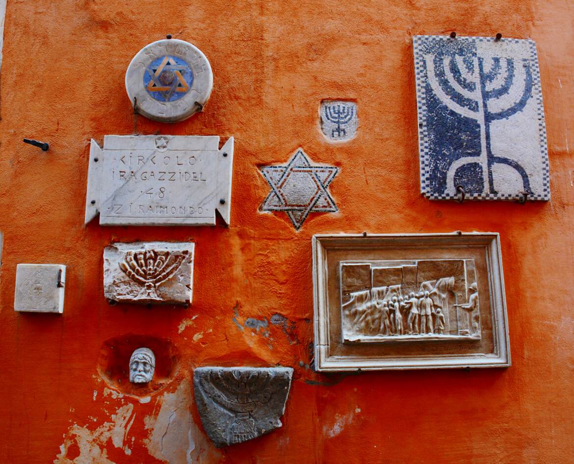 Symboles fixés sur un mur