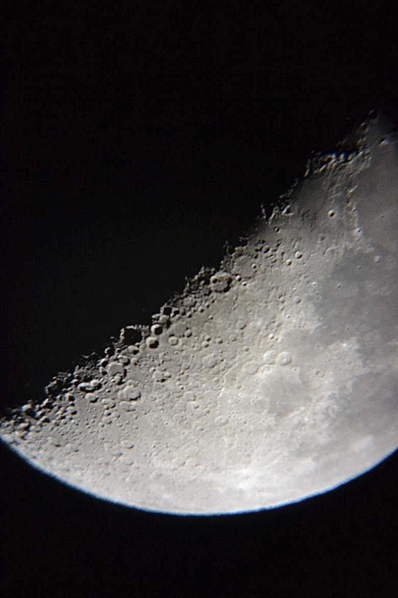 1er essai,,, Lune au Reflex au foyer/télescope