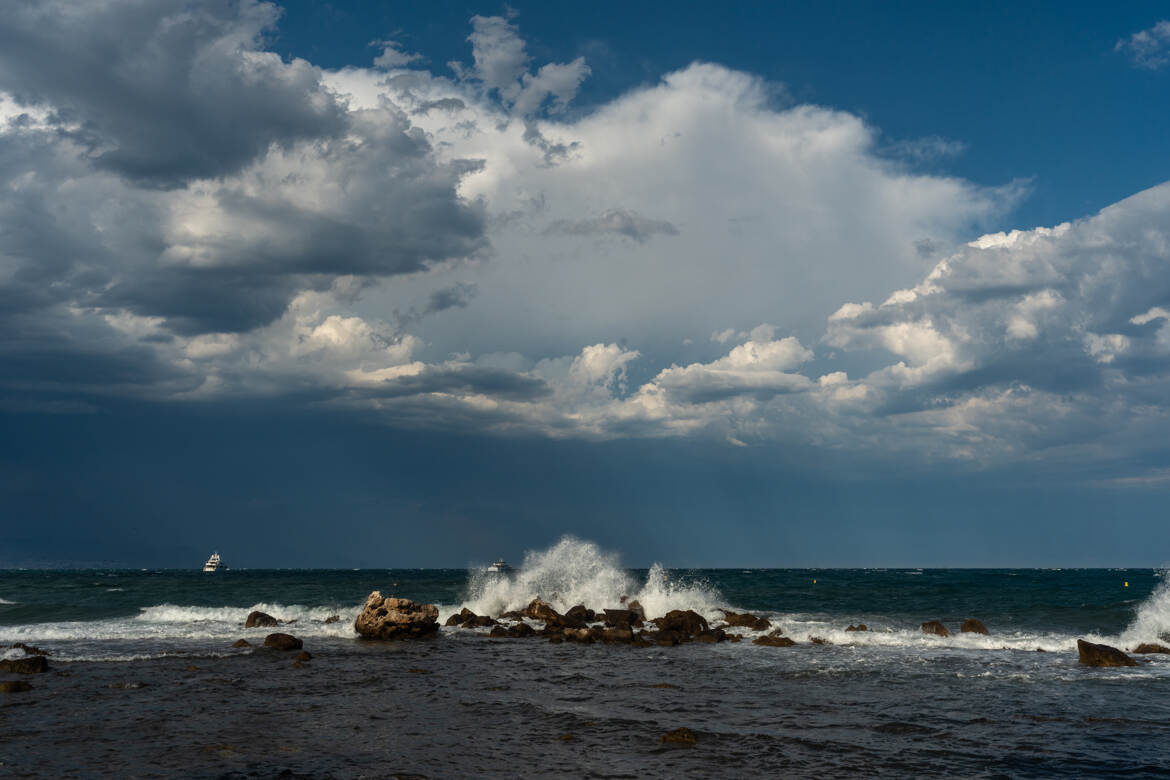 Ciel chargé mer mouvementée