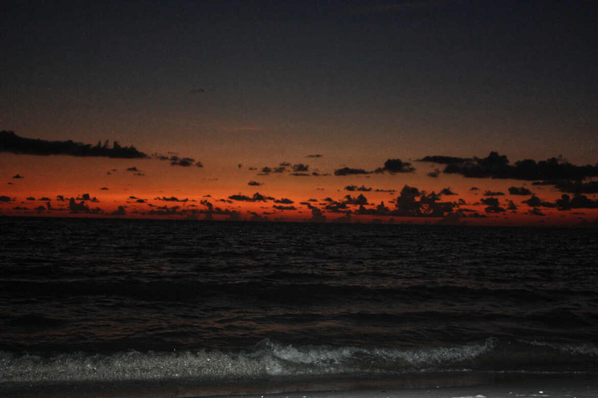 nuages noirs et soleil rouge