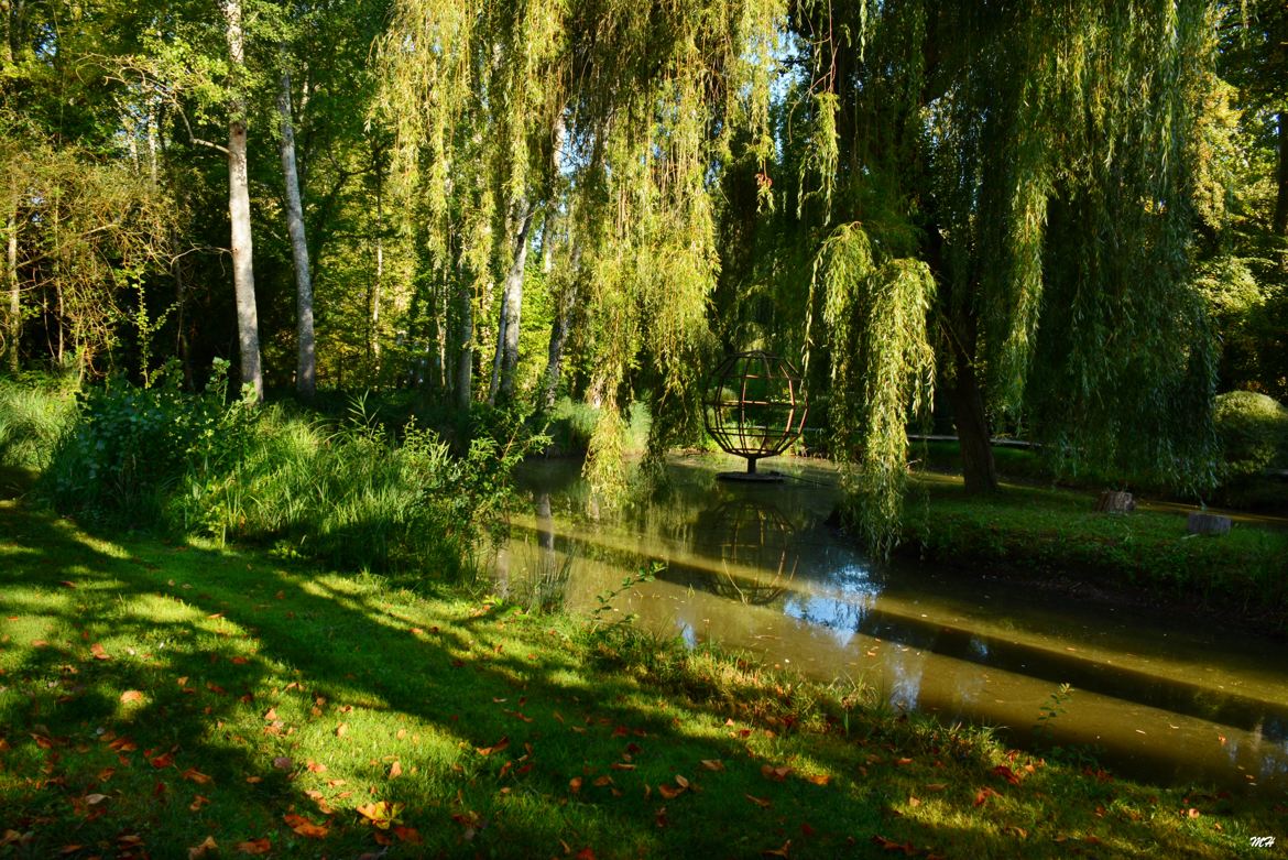 Polyèdre dans un écrin de verdure