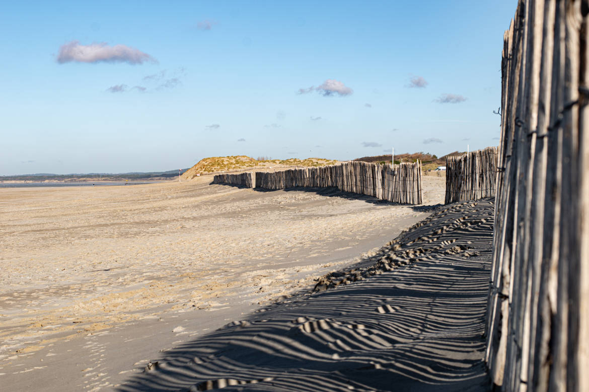 Sur la plage abandonnée...