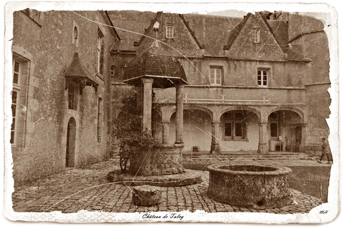 La cour du Château.