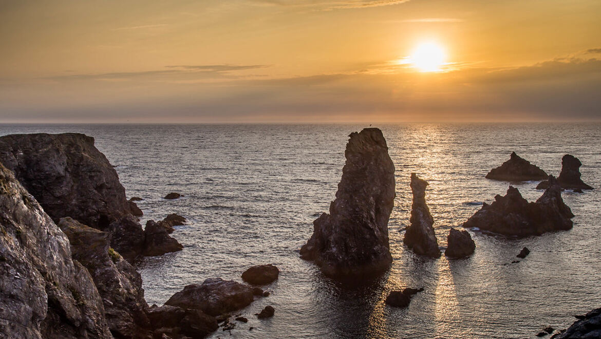 Les aiguilles de Port coton, le rocher du chien qui hurle sous le soleil.