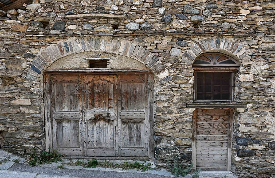 Façade de maison traditionnelle à Saint Véran