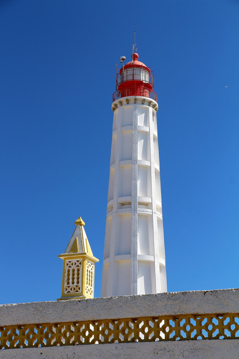 Phare et cheminée à Farol