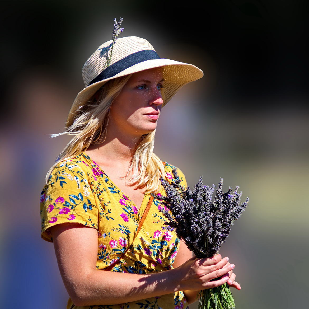 Jeune femme au bouquet 2