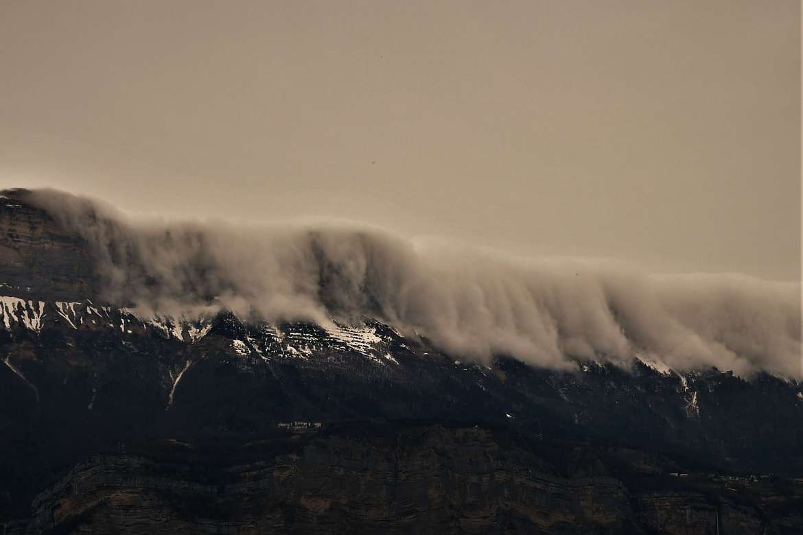 cascade de brouillard sur la dent de crolles