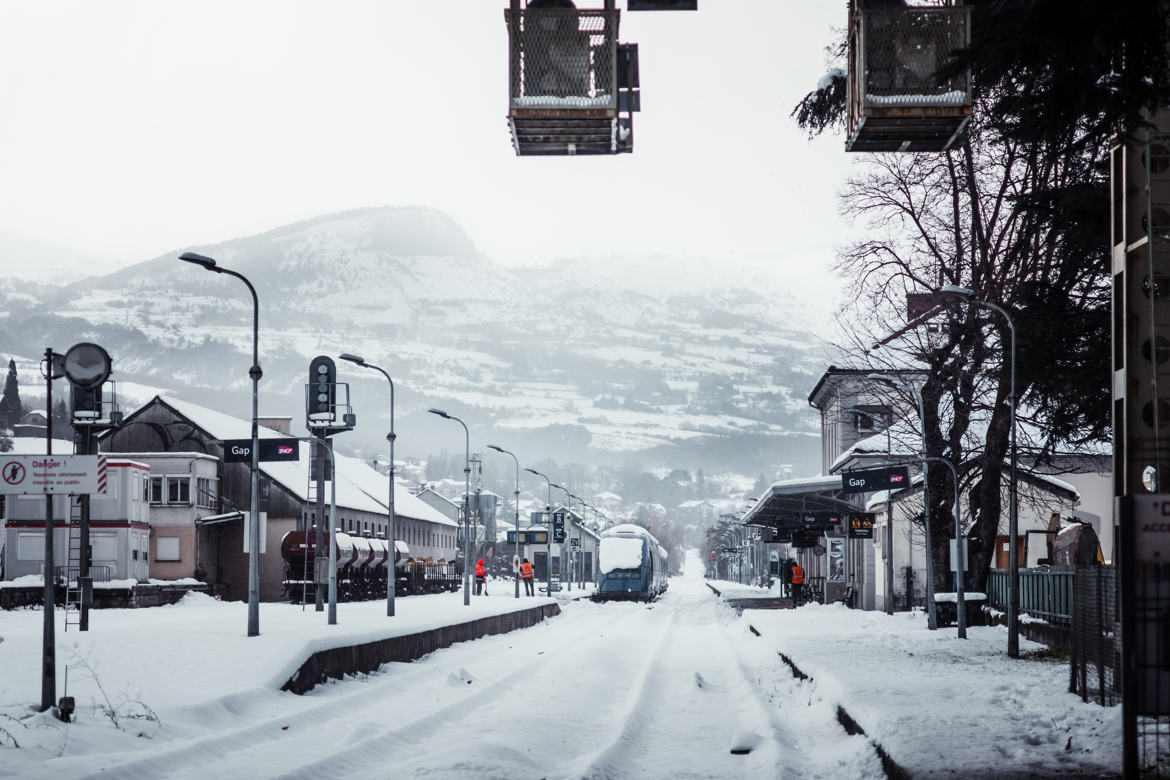 Gare sous la neige et la grève