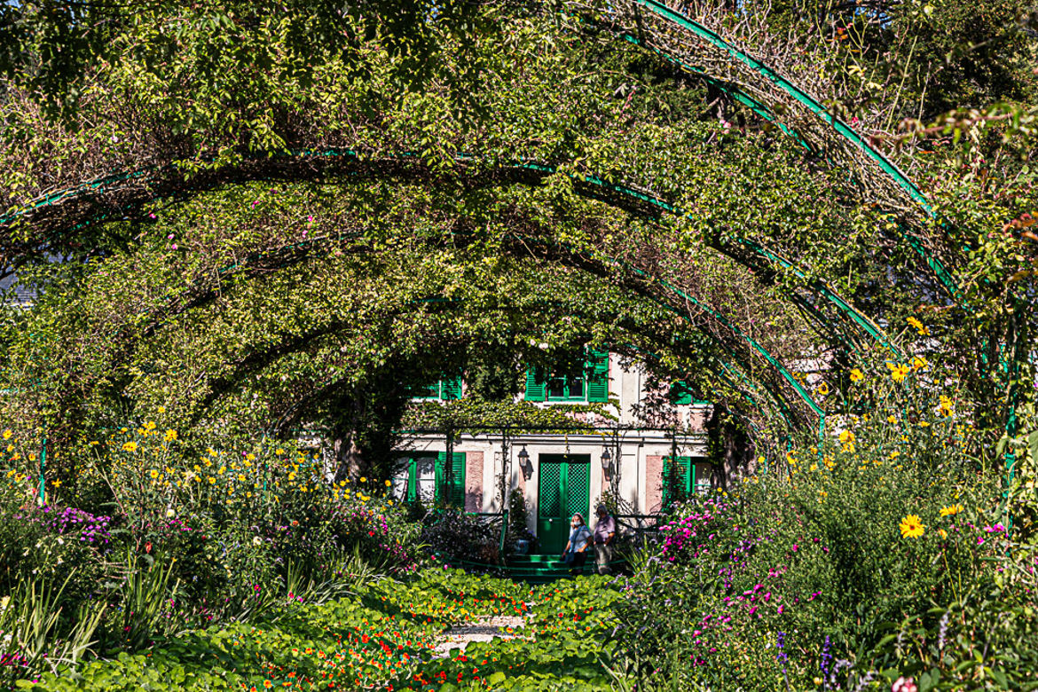 coup d'oeil sur la maison de C. Monet