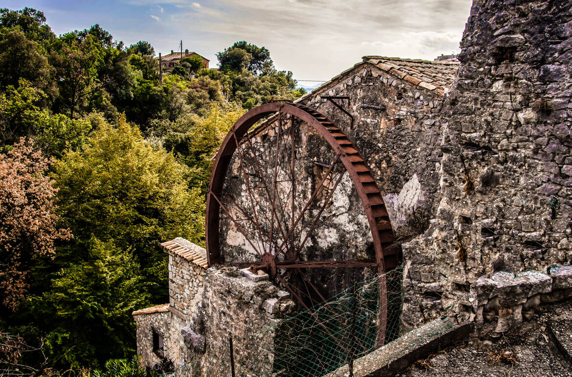 Le vieux moulin et sa roue à Aube