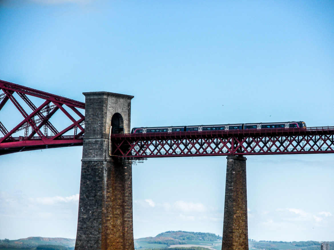 Pont pour chemin de fer avec le train.