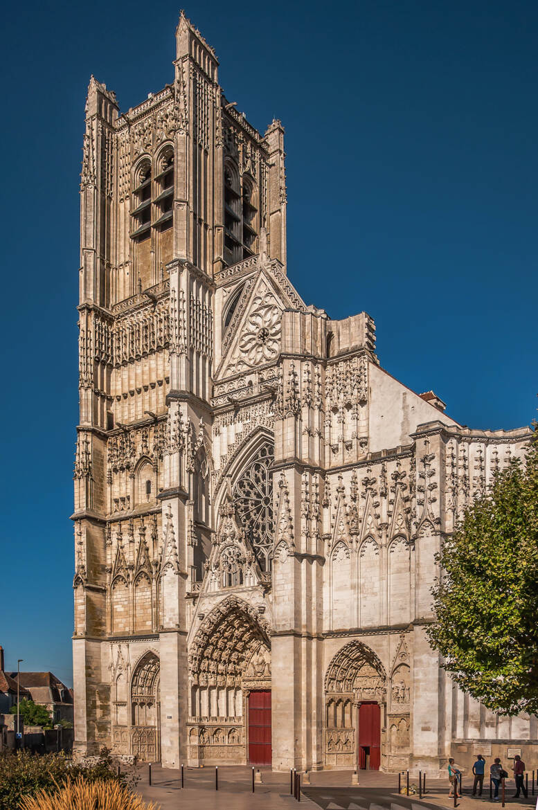 La Cathédrale en impose.