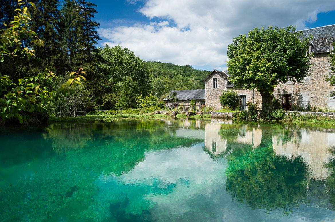 moulin sur un lac cristallin