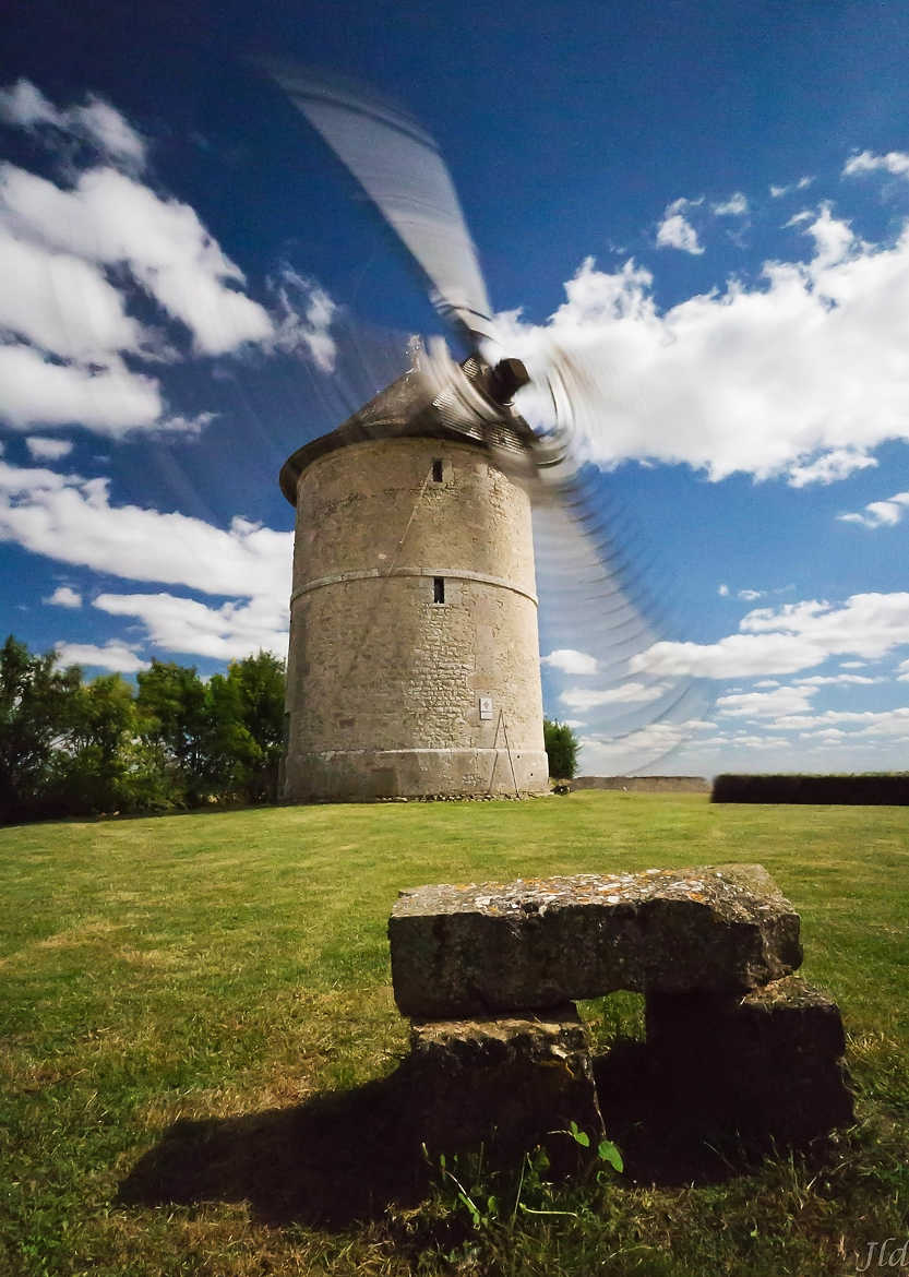 Moulin tu tournes.