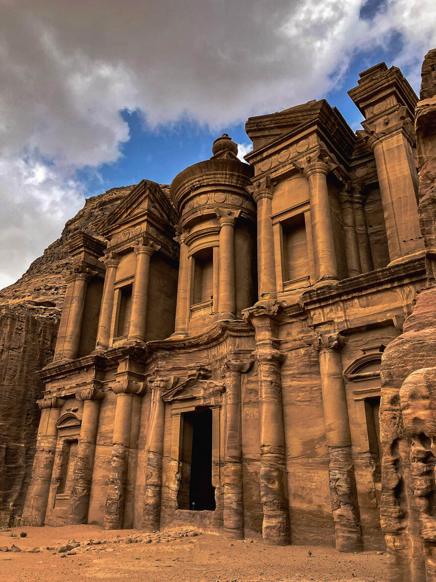 Ancienne cité historique creusée dans la roche