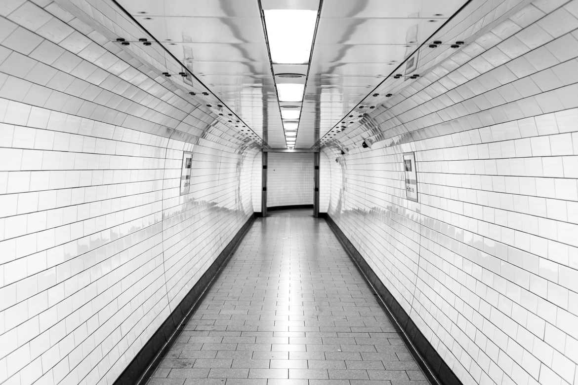 Seul dans le métro londonien