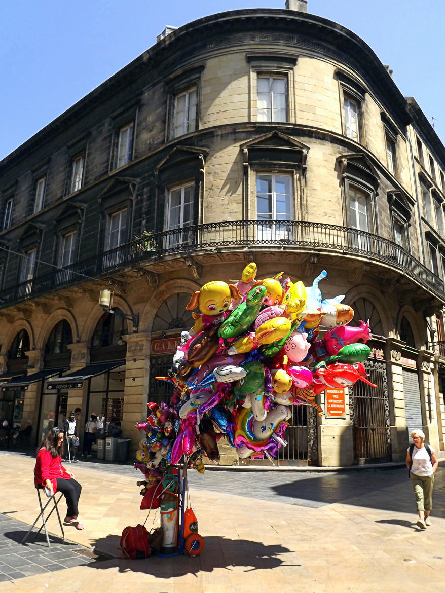 Marchande de ballons rue Sainte-Catherine