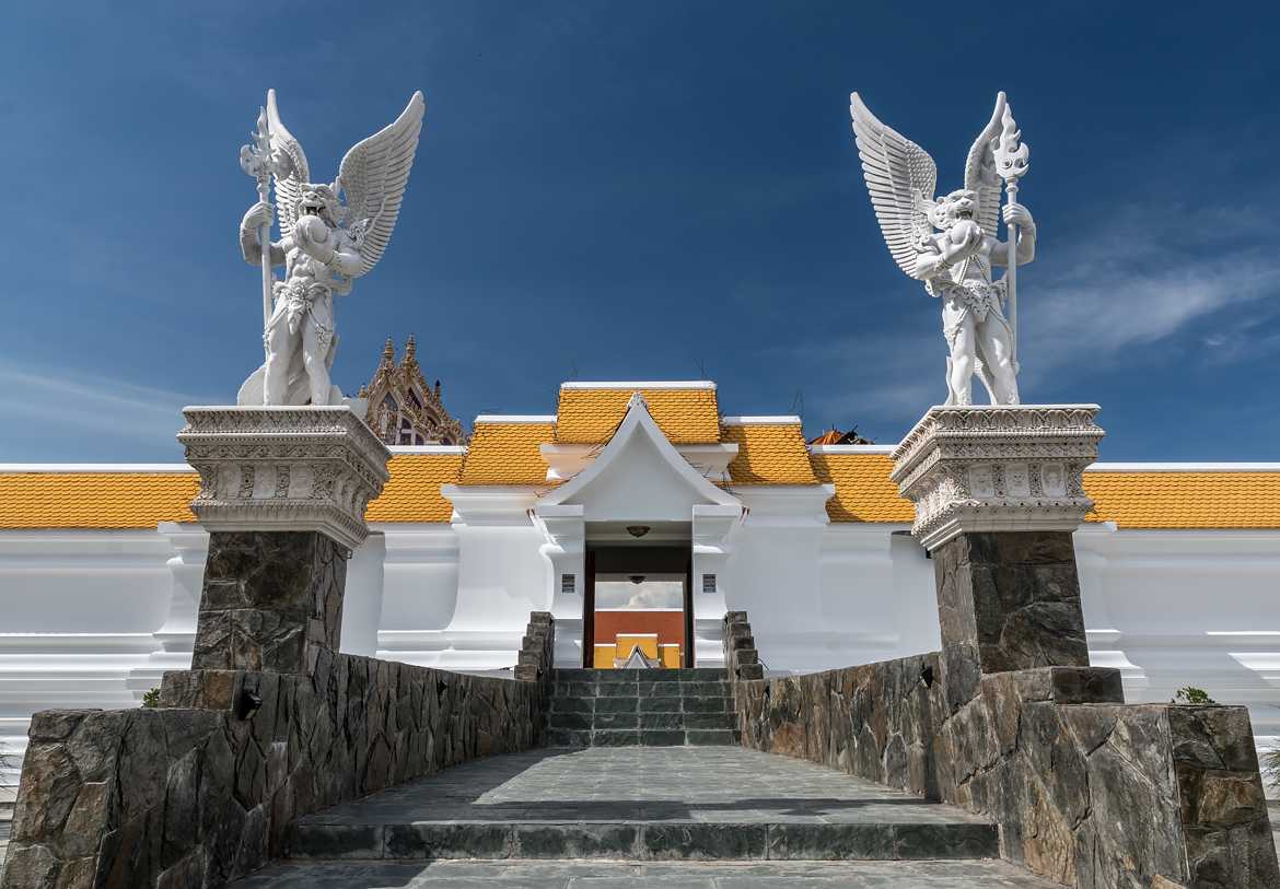 Aux portes du Wat Pawiras