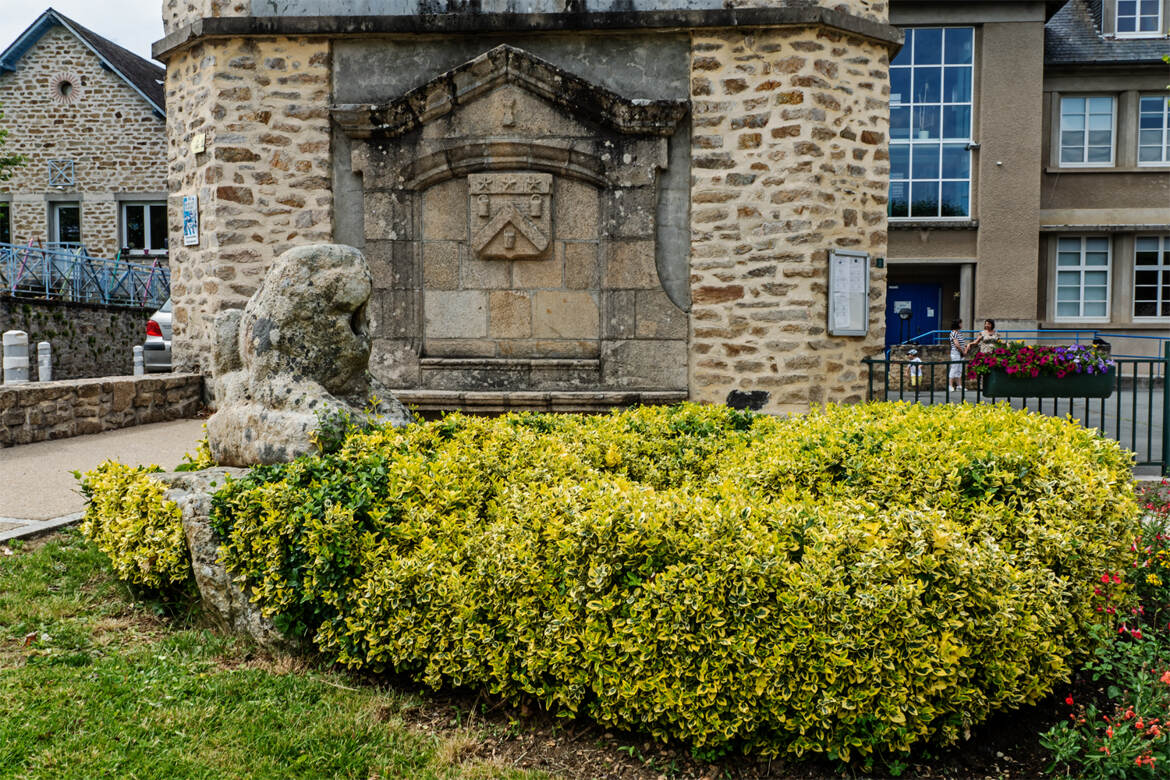 Le fronton et le lion